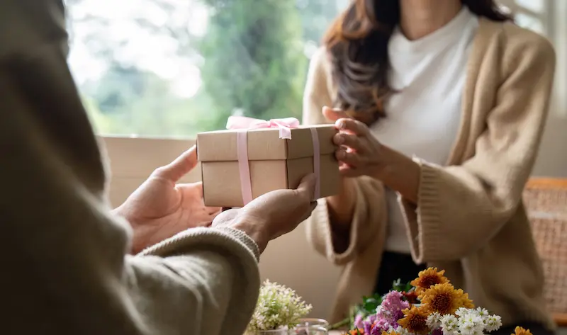 贈り物を渡す様子