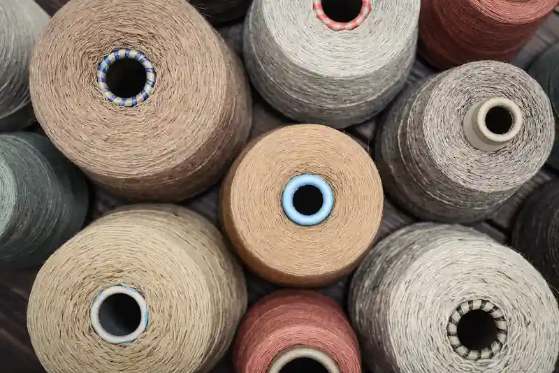 色んな糸が並んでいる様子