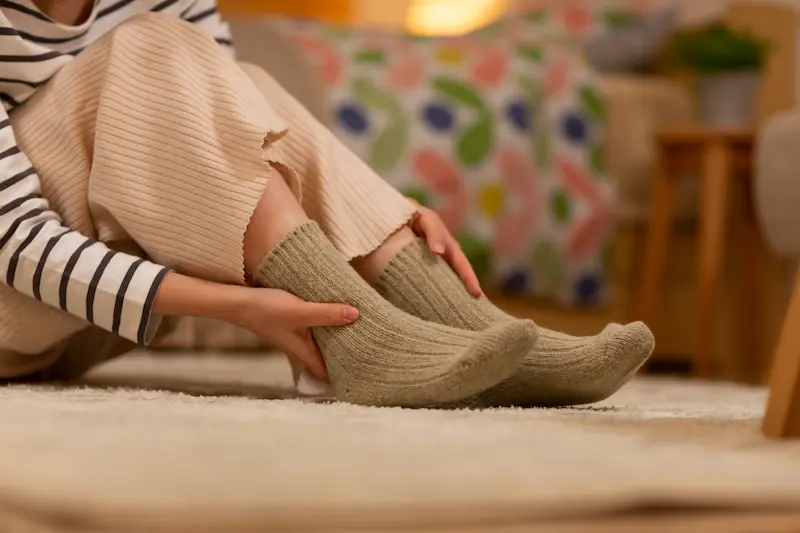 靴下を気にする様子