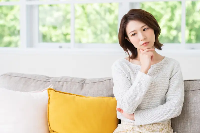 女性が考え事をする様子